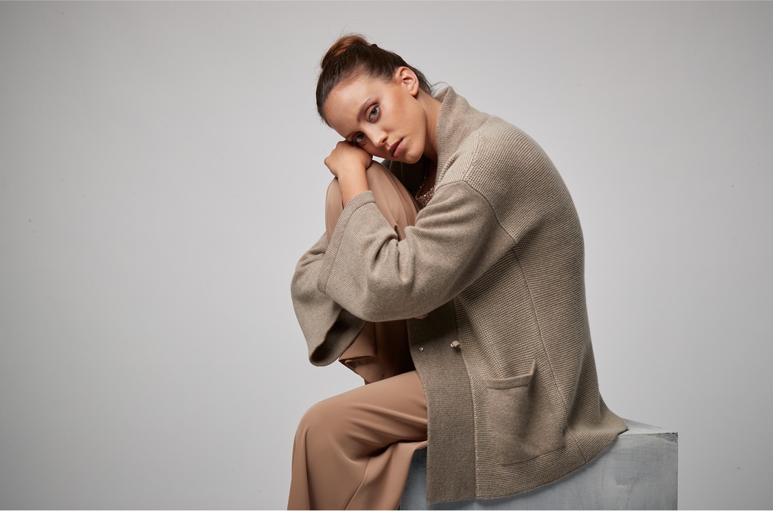 Donna con cardigan in cashmere color tortora