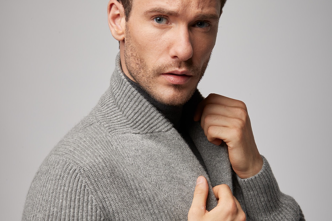 Uomo con cardigan grigio in cashmere con collo alto