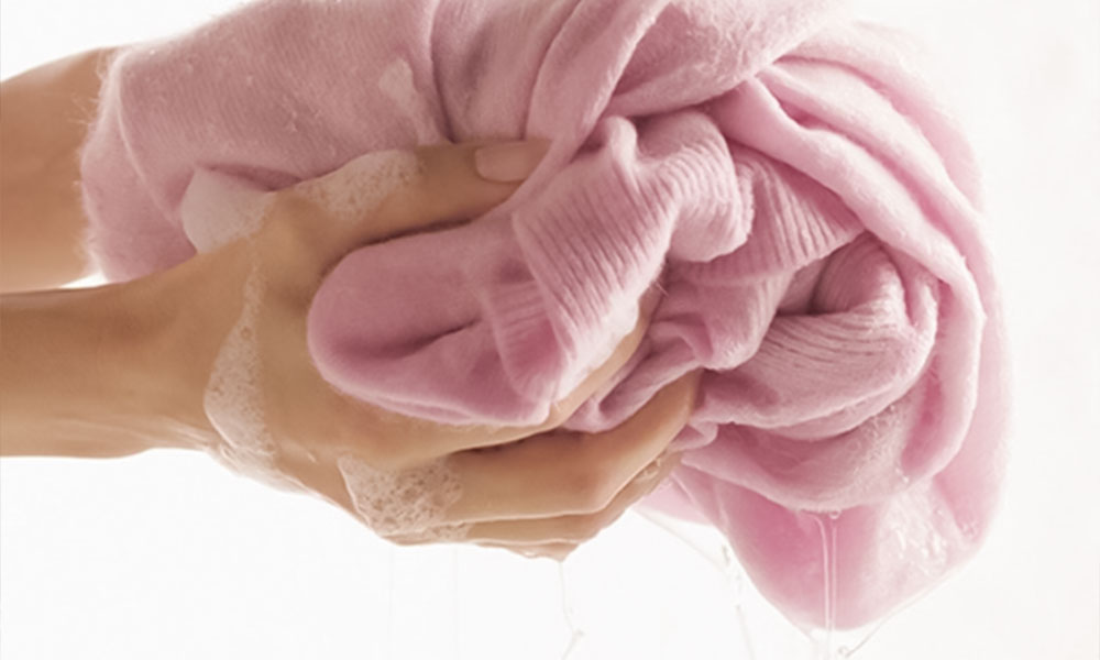 Lavaggio a mano di una maglia in cashmere rosa