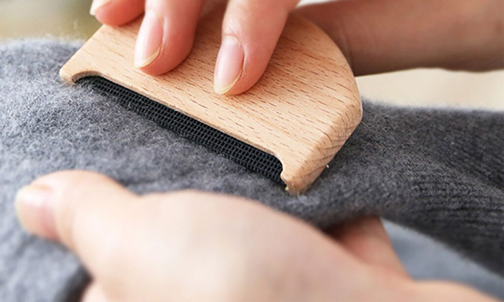 Pettine per cashmere su una maglia grigia