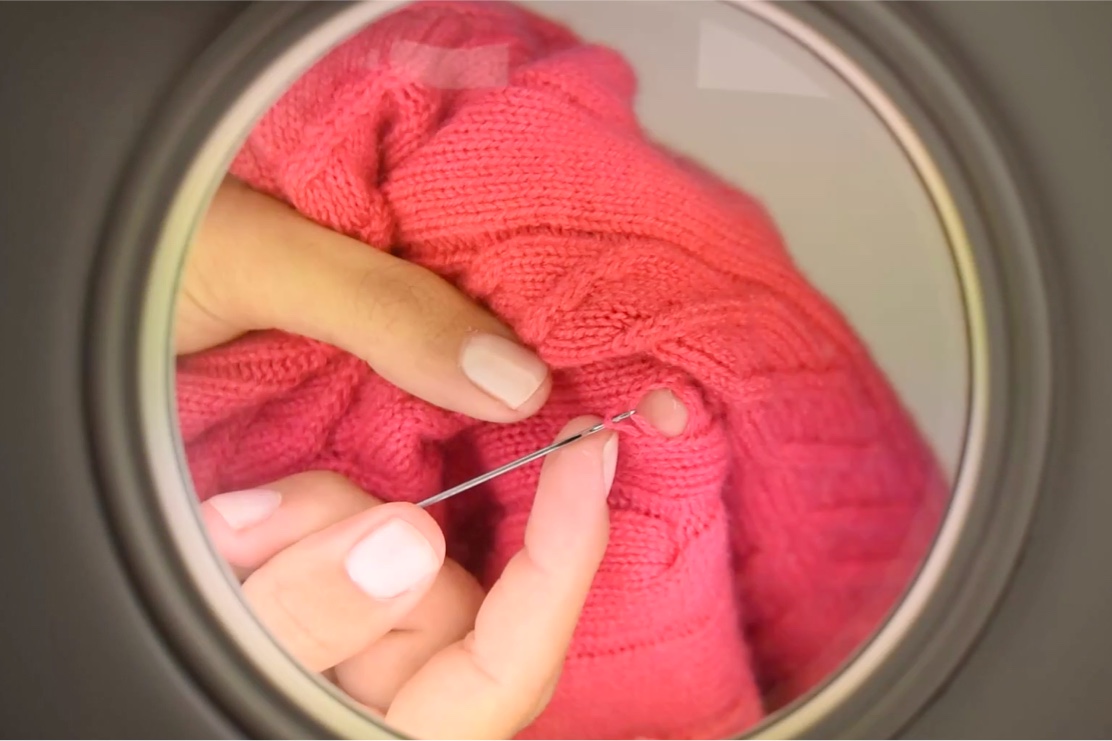 Rammendo a mano di una maglia in cashmere